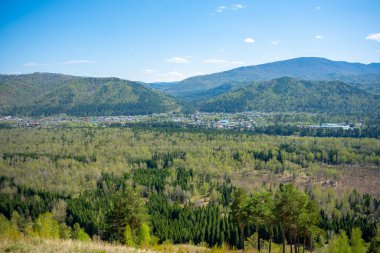 Dağlar, Katun nehri ve kayanın tepesinden vadi, lanet olası parmak, Rusya 'nın Altai dağında. 