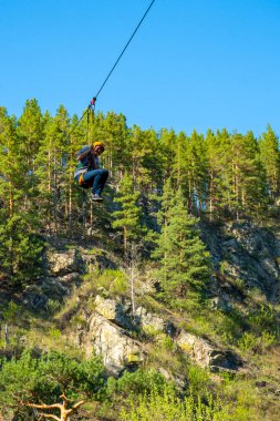 Kamysh Şelalesi Altai Cumhuriyeti 'nde, platformları ve bir halat üzerine iniş platformunu izliyor..