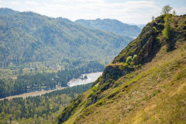 Dağlar, Katun nehri ve kayanın tepesinden vadi, lanet olası parmak, Rusya 'nın Altai dağında. 
