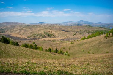 Dağların tepesinden vadi ve dağ manzarası - lanet parmak - Rusya 'nın Altai dağında 