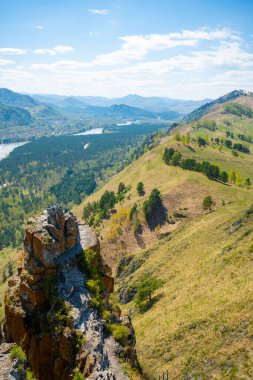 Dağlar, Katun nehri ve kayanın tepesinden vadi, lanet olası parmak, Rusya 'nın Altai dağında. 