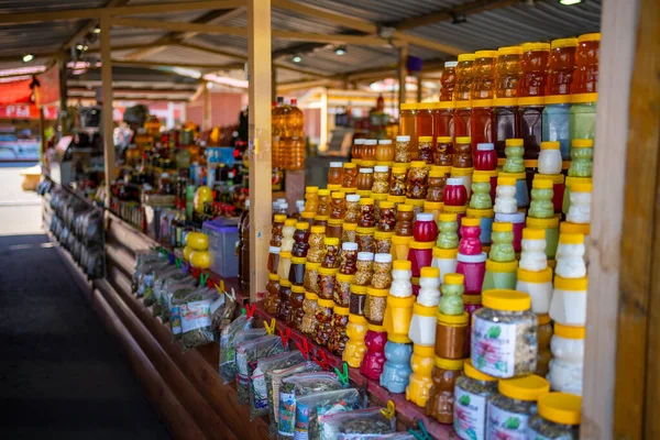 Altai, Russland - 6. Mai 2022: Straßenmarkt mit Tee, Honig, Kunsthandwerk und Souvenirs auf dem Tschui-Trakt, Altai, Russland — Stockfoto