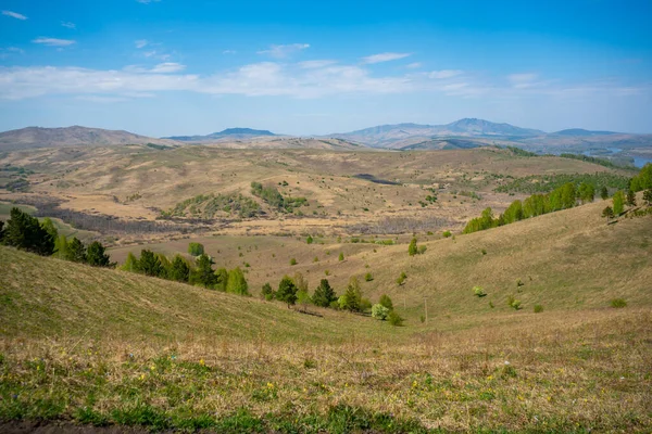 Dağların tepesinden vadi ve dağ manzarası - lanet parmak - Rusya 'nın Altai dağında 