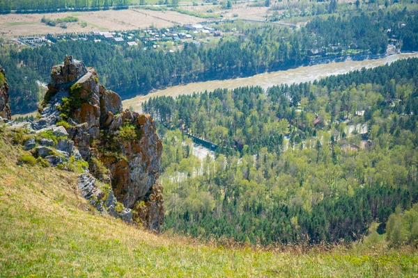 Dağlar, Katun nehri ve kayanın tepesinden vadi, lanet olası parmak, Rusya 'nın Altai dağında. 