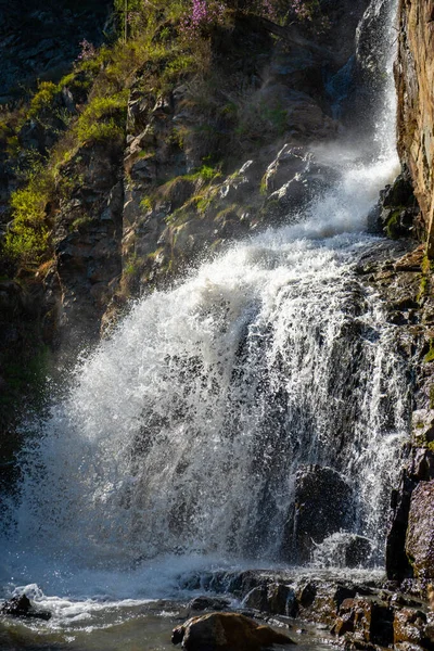 Kamysh vattenfall vid solnedgången ljus, vår tid i Altai republiken, Sibirien, Ryssland — Stockfoto