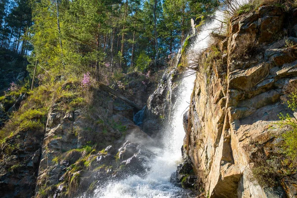 Waterval van Kamysh bij zonsondergang, lente tijd in de Altai Republiek, Siberië, Rusland — Stockfoto