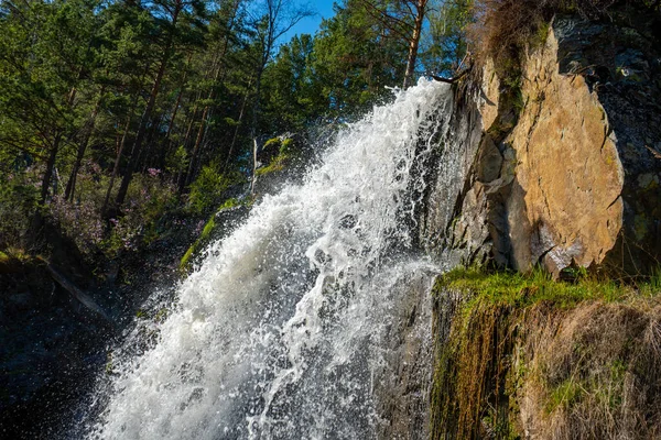 Kamysh vattenfall vid solnedgången ljus, vår tid i Altai republiken, Sibirien, Ryssland — Stockfoto