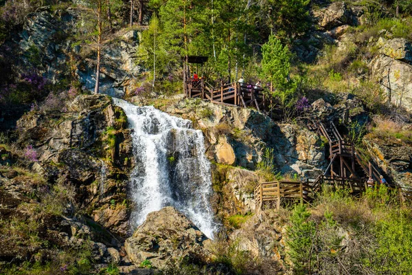 Kamyshin, Altai, Rusland - 5 mei 2022: Kamysj waterval in de Altai Republiek, uitzichtplatforms en een platform voor afdaling aan een kabel. — Stockfoto