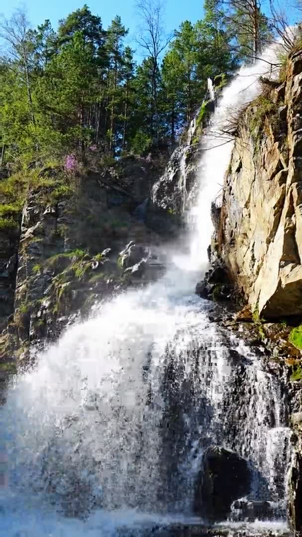 Kamysh vodopád při západu slunce, jarní čas v Altai Republic, Sibiř, Rusko — Stock video