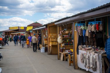 Altai Cumhuriyeti, Rusya - 7 Mayıs 2022: Seminsky Pass, Altai, Rusya 'daki yol kenarı pazarında insanlar. Yüksek kalite fotoğraf