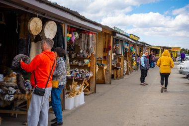 Altai Cumhuriyeti, Rusya - 7 Mayıs 2022: Seminsky Pass, Altai, Rusya 'daki yol kenarı pazarında insanlar. Yüksek kalite fotoğraf
