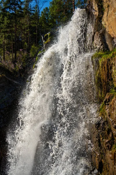 Cachoeira de Kamysh ao pôr-do-sol, hora da primavera, na República de Altai, Sibéria, Rússia — Fotografia de Stock