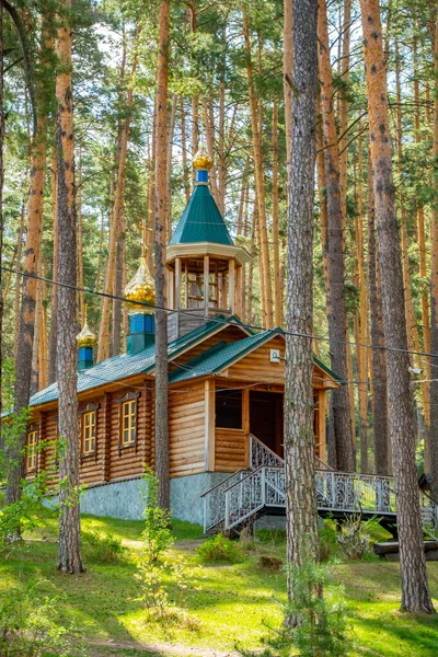 La Iglesia de San Macario el pueblo de Chemal, República de Altai, Rusia — Foto de Stock