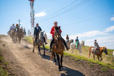 Altai, Rusya - 6 Mayıs 2022: Bir grup turist Altai, Sibirya, Rusya dağlarında at binmeye gitti. Yüksek kalite fotoğraf