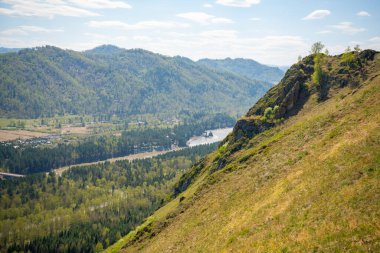 Dağlar, Katun nehri ve kayanın tepesinden vadi, lanet olası parmak, Rusya 'nın Altai dağında. 