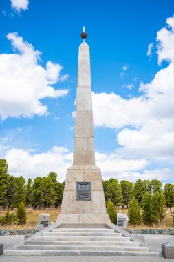 Altai, Rusya - 7 Mayıs 2022: Seminsky geçidinde Rusya 'ya gönüllü giriş yapan Altai Dağları' nın 200. yıldönümüne adanmış anıt. Yüksek kalite fotoğraf