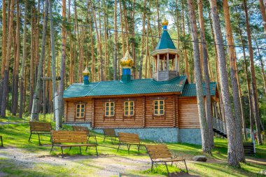 Saint Macarius Kilisesi, Rusya 'nın Altai Cumhuriyeti' nin Chemal köyü. Yüksek kalite fotoğraf