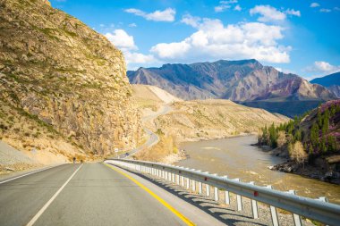 Chuysky yolu Altai, Rusya 'da güzel manzaralı bir dağ yoludur. Yüksek kalite fotoğraf