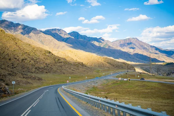 Chuysky yolu Altai, Rusya 'da güzel manzaralı bir dağ yoludur. Yüksek kalite fotoğraf