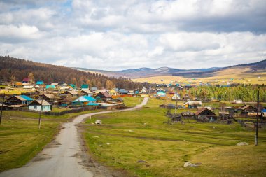 Batı Sibirya 'nın güneyinde Katun Nehri Vadisi' nin Altai dağlarında köyü olan vadi panoraması. Yüksek kalite fotoğraf
