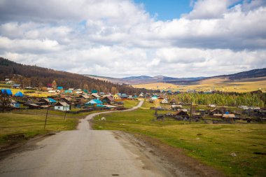 Batı Sibirya 'nın güneyinde Katun Nehri Vadisi' nin Altai dağlarında köyü olan vadi panoraması. Yüksek kalite fotoğraf