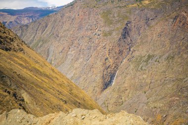 Rusya 'nın Altai kentindeki bir uçurumdan düşen şelalenin Katu-Yaryk geçidine bakın. Yüksek kalite fotoğraf