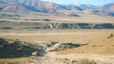Altai, Sibirya, Rusya 'da dağ geçmişi olan Kyzyl-Chin vadisi veya Mars vadisi. Yüksek kalite 4k görüntü
