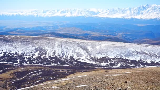 Blick Von Einem Repeater Auf Die Schneebedeckten Gipfel Des Altai — Stockvideo