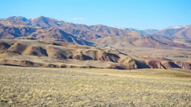 Altai, Sibirya, Rusya 'da dağ geçmişi olan Kyzyl-Chin vadisi veya Mars vadisi. Yüksek kalite 4k görüntü