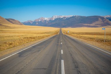 Chuysky yolu Altai, Rusya 'da güzel manzaralı bir dağ yoludur. Yüksek kalite fotoğraf