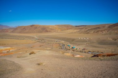 Altai, Sibirya, Rusya 'da dağ geçmişi olan Kyzyl-Chin vadisi veya Mars vadisi. Yüksek kalite fotoğraf