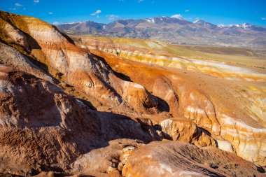 Altai Dağları 'ndaki renkli Mars' ta kumtaşının doğal dokusu, Altai Cumhuriyeti, Rusya 'da Mars 1 olarak adlandırılır. Yüksek kalite fotoğraf