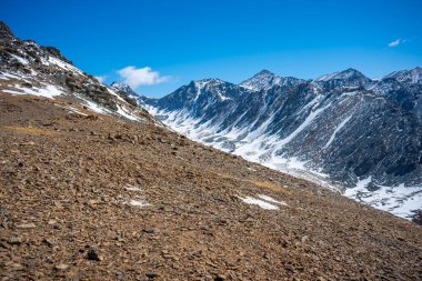 Rusya 'nın Aktash kasabası yakınlarındaki Altai dağlarının karlı tepelerinden görüntüler. Yüksek kalite fotoğraf