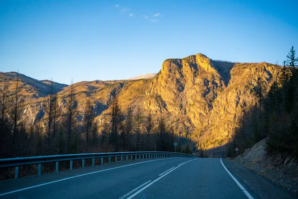 丘耶斯基山路是俄罗斯阿尔泰风景秀丽的山路 高质量的照片 — 图库照片