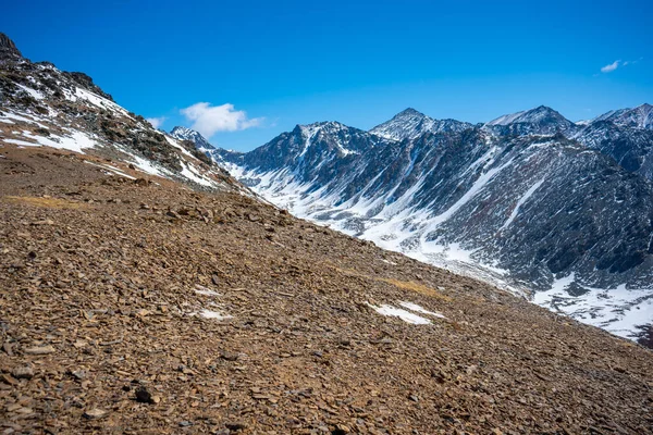 Rusya 'nın Aktash kasabası yakınlarındaki Altai dağlarının karlı tepelerinden görüntüler. Yüksek kalite fotoğraf