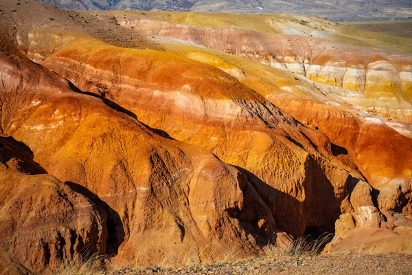 Altai Dağları 'ndaki renkli Mars' ta kumtaşının doğal dokusu, Altai Cumhuriyeti, Rusya 'da Mars 1 olarak adlandırılır. Yüksek kalite fotoğraf