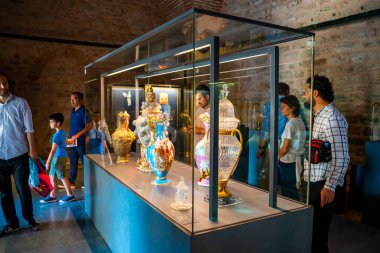 İstanbul, Türkiye - 28 Mayıs 2022: İstanbul, Türkiye 'deki Arkeoloji Müzesi' nin Topkapı mutfak pavyonlarında iç mekan ve sergiler. Yüksek kalite fotoğraf