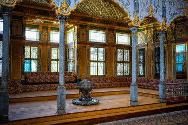 İstanbul, Türkiye - 28 Mayıs 2022: Topkapı Sarayı 'nın iç kesimi, şatonun ayrıntıları ve dekorasyonu, İstanbul, Türkiye. Yüksek kalite fotoğraf