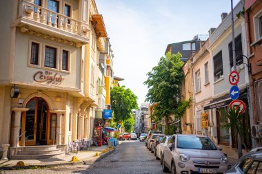İstambul, Türkiye - 28 Mayıs 2022: Eski İstanbul 'un Avrupa yakasında renkli ve kalabalık bir caddenin görüntüsü. Yüksek kalite fotoğraf