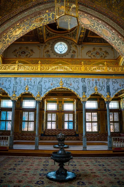 İstanbul, Türkiye - 28 Mayıs 2022: Topkapı Sarayı 'nın iç kesimi, şatonun ayrıntıları ve dekorasyonu, İstanbul, Türkiye. Yüksek kalite fotoğraf