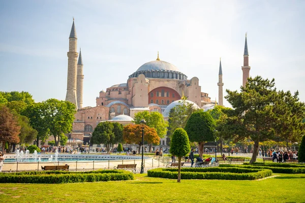 İstanbul, Türkiye - 28 Mayıs 2022: Aziz Sophia Katedrali ve eski İstanbul kenti yakınlarındaki park alanı. Yüksek kalite fotoğraf