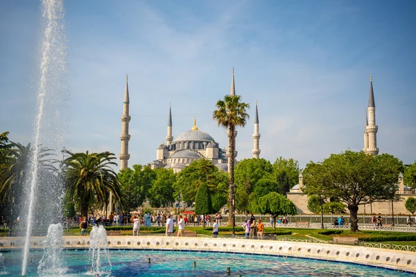 İstanbul, Türkiye - 28 Mayıs 2022: İstanbul, Türkiye 'deki Mavi Cami veya Sultanahmet Camii. Yüksek kalite fotoğraf