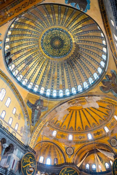 İstanbul, Türkiye - 28 Mayıs 2022: Ayasofya 'nın İçi. Ulu Cami ve eski adıyla Kilise, İstanbul, Türkiye 'deki hacılar ve turistler arasında popüler bir yerdir. Yüksek kalite fotoğraf