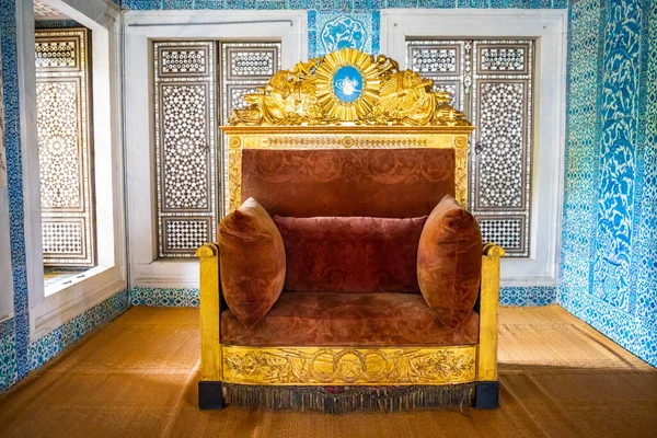 İstanbul, Türkiye - 28 Mayıs 2022: Topkapı Sarayı 'nın iç kesimi, şatonun ayrıntıları ve dekorasyonu, İstanbul, Türkiye. Yüksek kalite fotoğraf