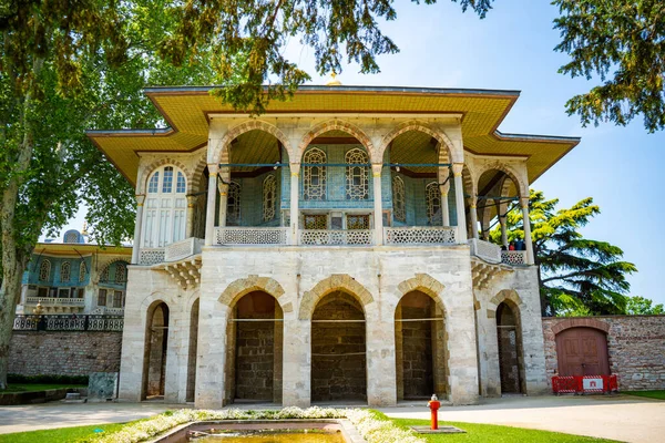 Türkiye 'nin İstanbul kentindeki Topkapı Sarayı' nın mimari ve park bölgesi. Yüksek kalite fotoğraf
