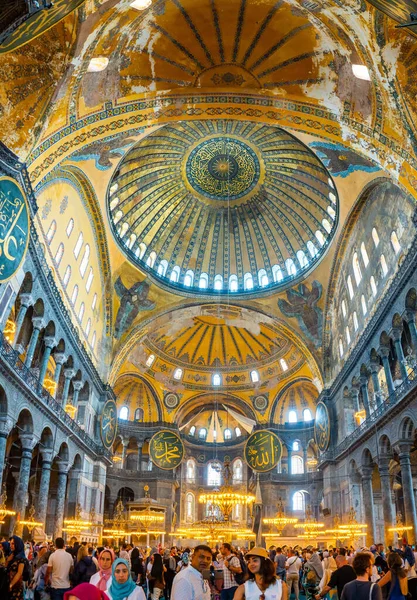 İstanbul, Türkiye - 28 Mayıs 2022: Ayasofya 'nın İçi. Ulu Cami ve eski adıyla Kilise, İstanbul, Türkiye 'deki hacılar ve turistler arasında popüler bir yerdir. Yüksek kalite fotoğraf
