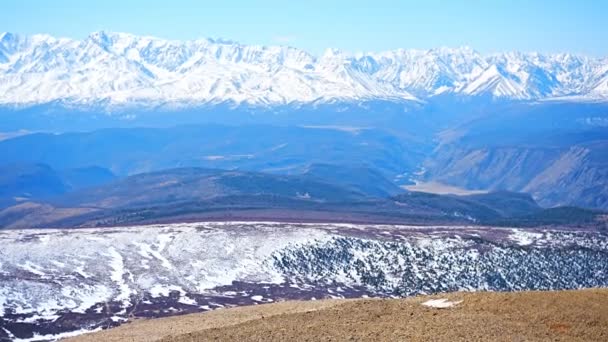 Utsikt Från Repeater Snöiga Toppar Altai Bergen Nära Aktash Stad — Stockvideo
