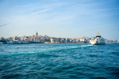 İstanbul, Türkiye - 28 Mayıs 2022: İstanbul 'da bir yaz günü setin, suyun ve gemilerin manzarası. Yüksek kalite fotoğraf