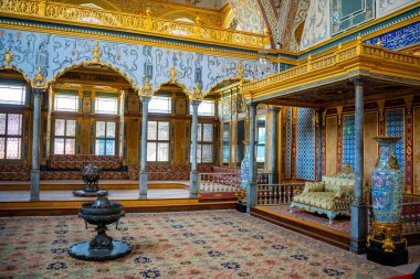 İstanbul, Türkiye - 28 Mayıs 2022: Topkapı Sarayı 'nın iç kesimi, şatonun ayrıntıları ve dekorasyonu, İstanbul, Türkiye. Yüksek kalite fotoğraf