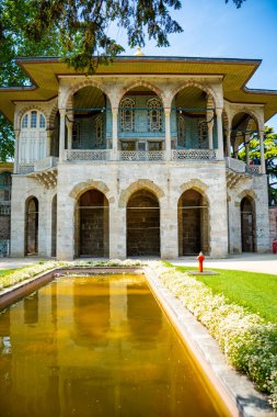 Türkiye 'nin İstanbul kentindeki Topkapı Sarayı' nın mimari ve park bölgesi. Yüksek kalite fotoğraf